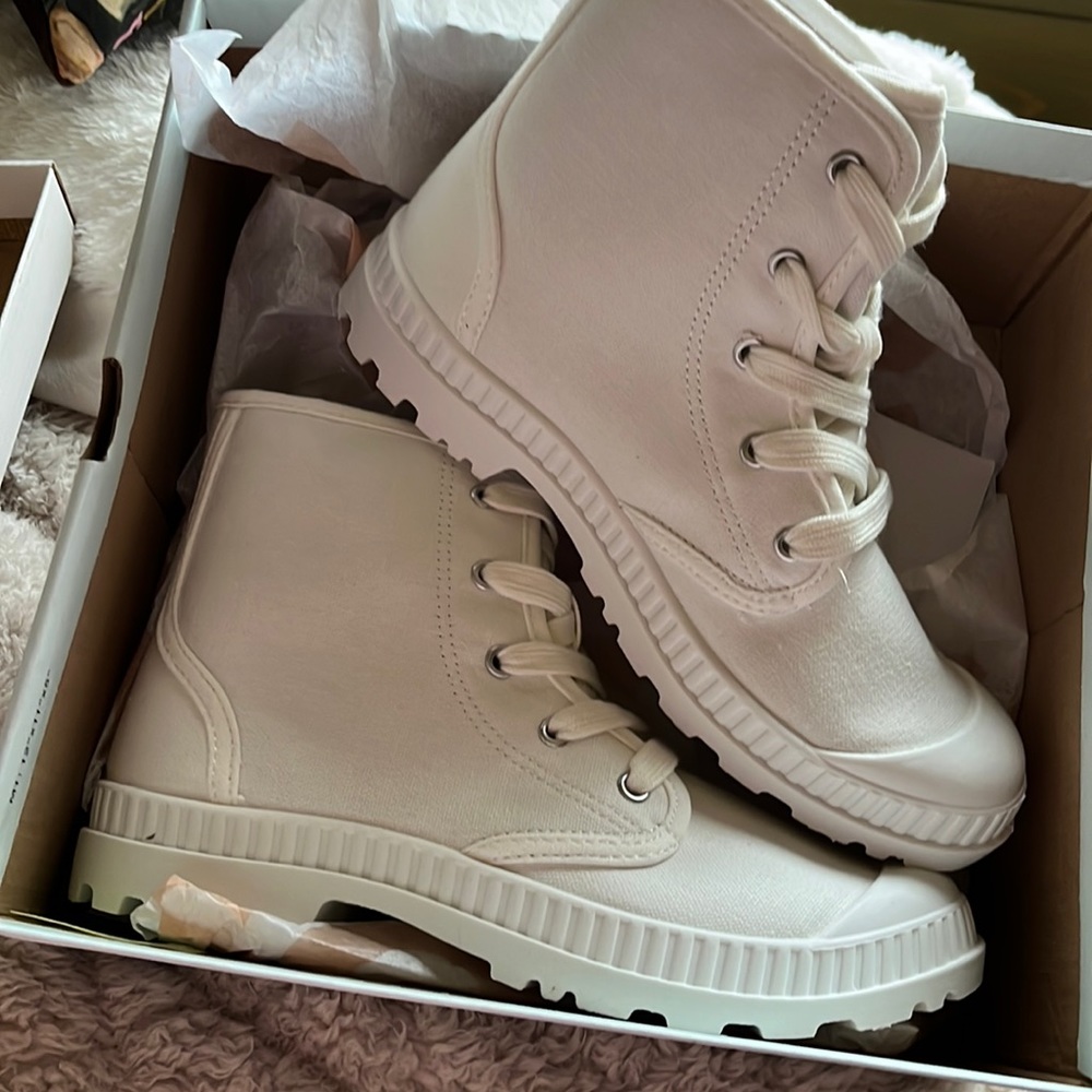 NEW! SO White Canvas Dragonfruit Boot — Size 9
